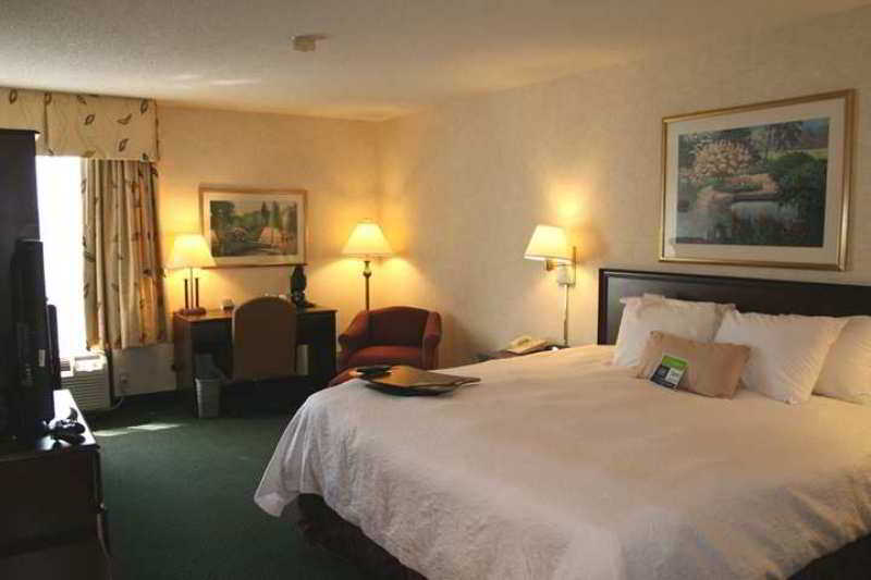 Hampton Inn Charlotte North Lake Norman Корнелиус Номер фото